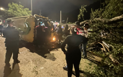 Video: Rescatan conductor de bus accidentado en el Café