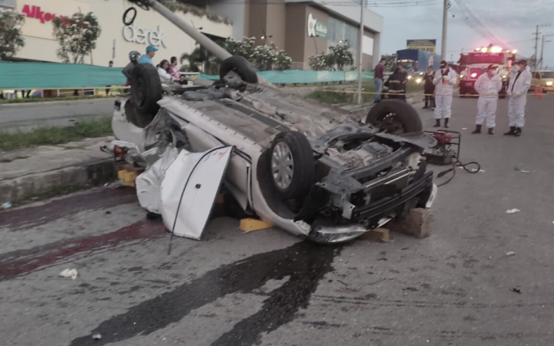 Dos muertos y tres heridos en devastador choque en P/cuesta