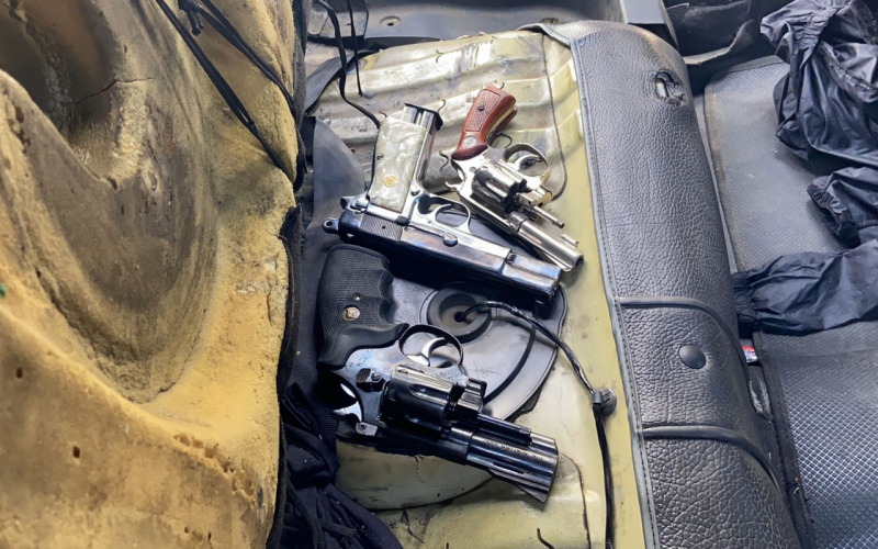 Escondían tres armas y municiones en un taxi en Girón