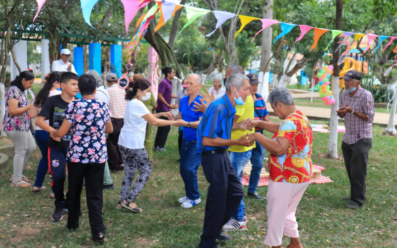 Abuelitos festejaron su cumpleaños en el Parque Gallineral