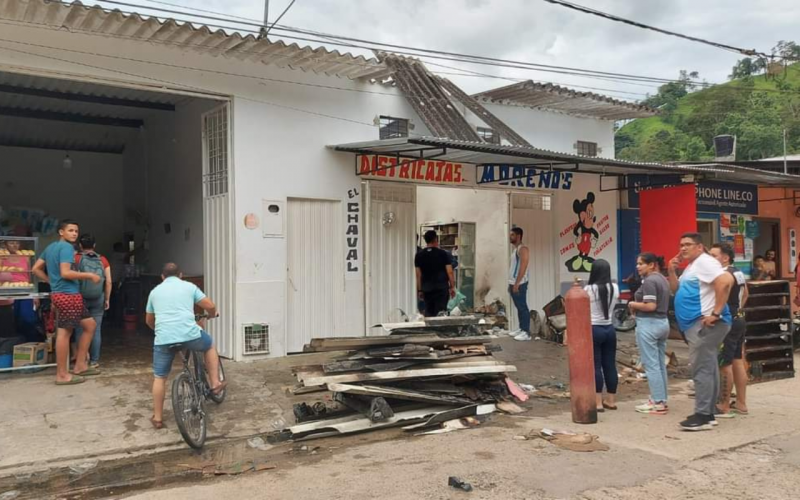 Estallido de cilindro generó incendio en local de El Playón