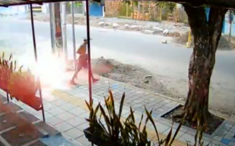 Video: Casi se electrocuta por robar cable en el ‘Puerto’