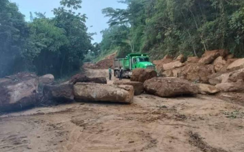 Derrumbes bloquearon el paso entre San Gil y Charalá