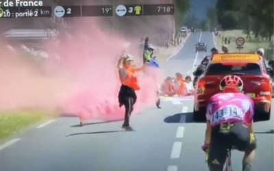 Protestantes paralizaron la etapa 10 del Tour de Francia