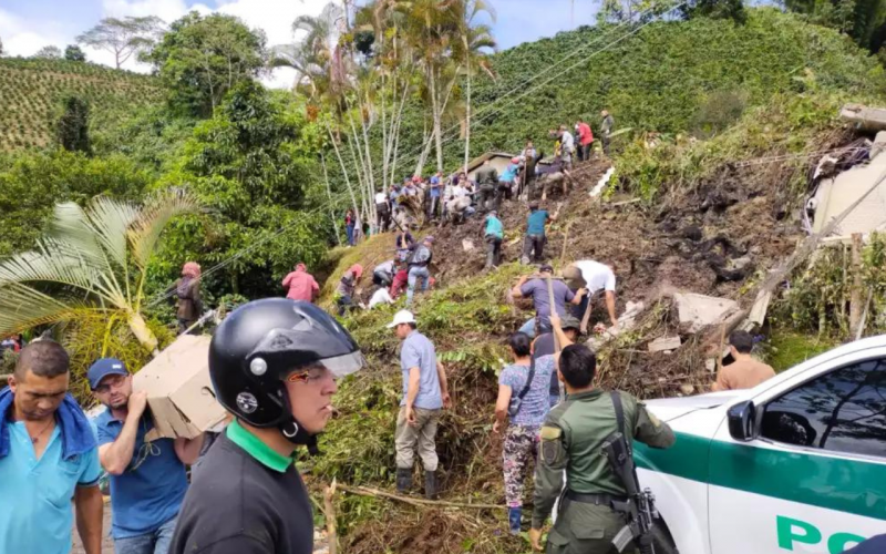 Niños atrapados por derrumbe sobre escuela en Antioquia