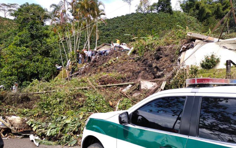 Niños atrapados por derrumbe sobre escuela en Antioquia