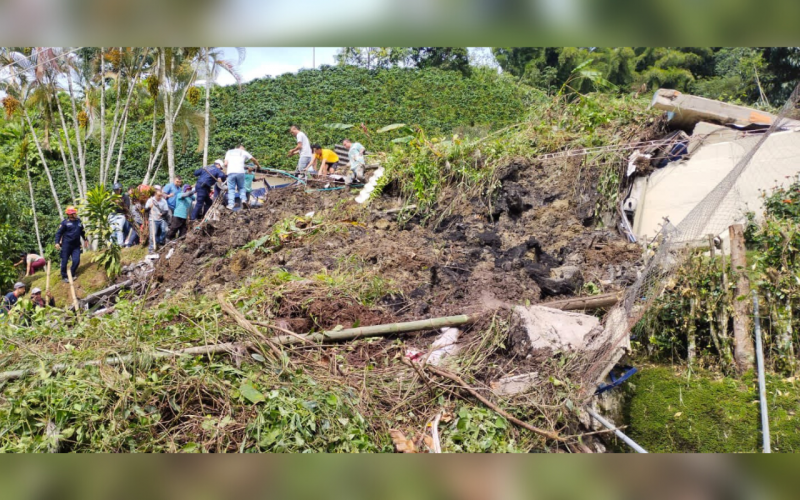 Niños atrapados por derrumbe sobre escuela en Antioquia