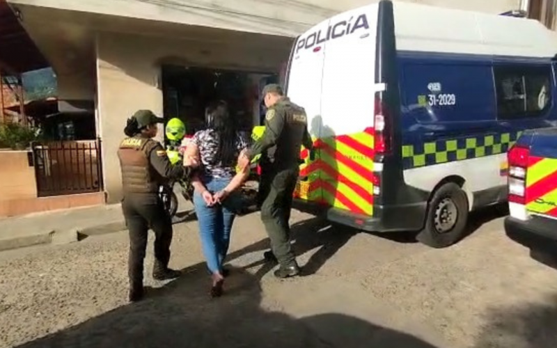 Llevaba la droga en la suela de las sandalias