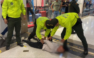 En centro comercial capturan a homicida de habitante de calle