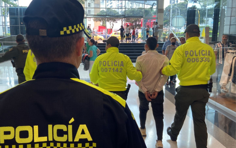 En centro comercial capturan a homicida de habitante de calle