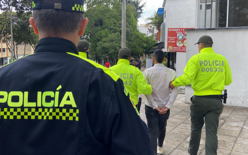 En centro comercial capturan a homicida de habitante de calle