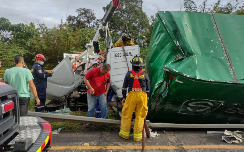 Murió conductor atrapado en choque por la vía a La Fortuna