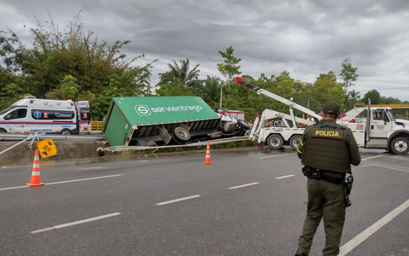 Murió conductor atrapado en choque por la vía a La Fortuna