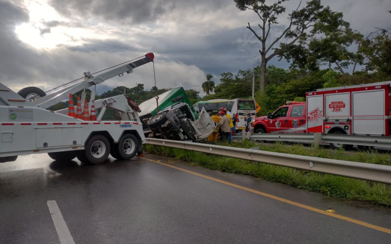 Murió conductor atrapado en choque por la vía a La Fortuna