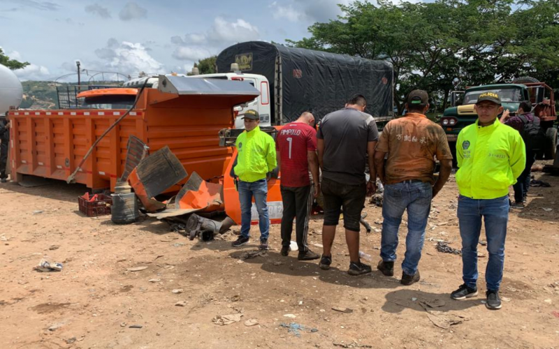 En Bucaramanga desguazaban una volqueta robada