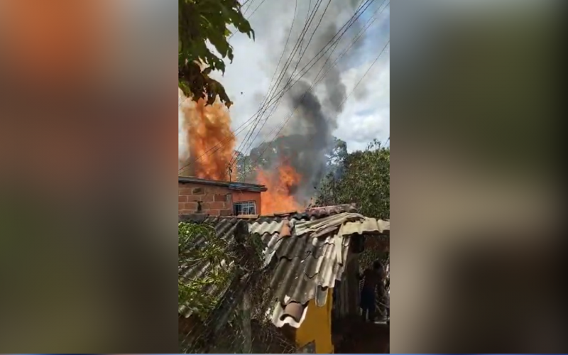 Voraz incendio en bodega de reciclaje en Bosque Norte