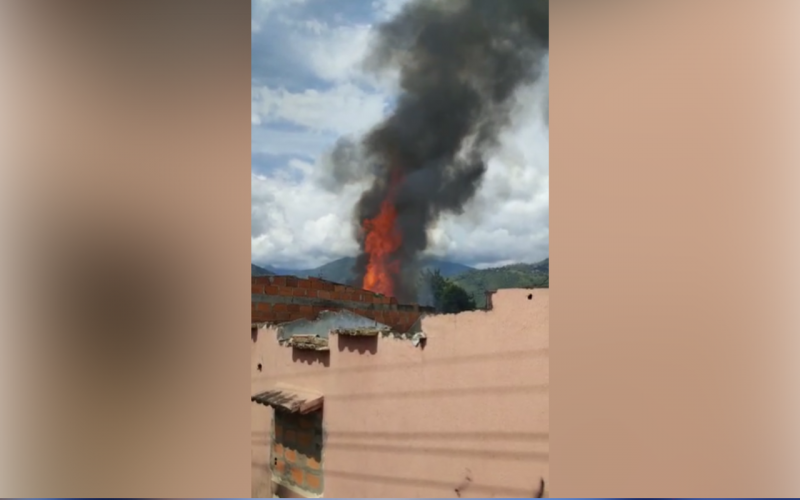 Voraz incendio en bodega de reciclaje en Bosque Norte