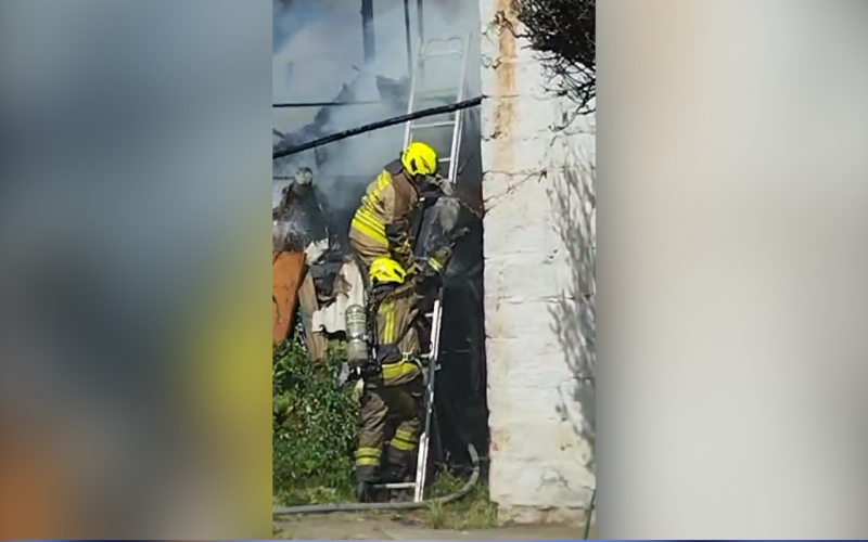 Voraz incendio en bodega de reciclaje en Bosque Norte