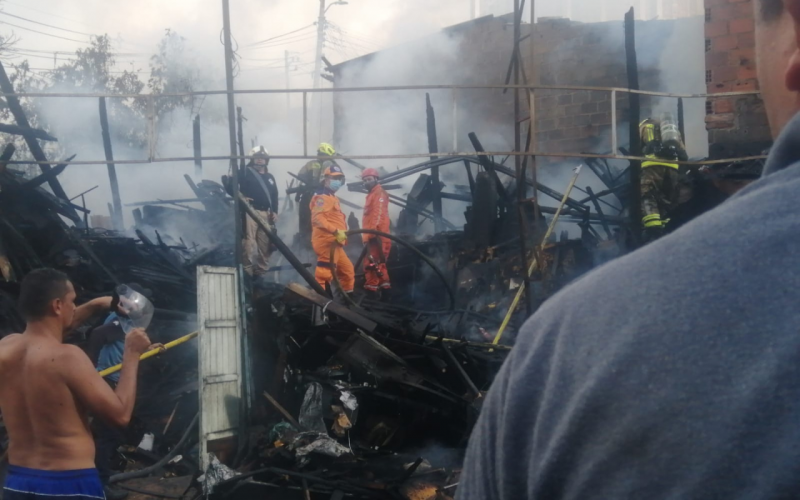 Voraz incendio en bodega de reciclaje en Bosque Norte