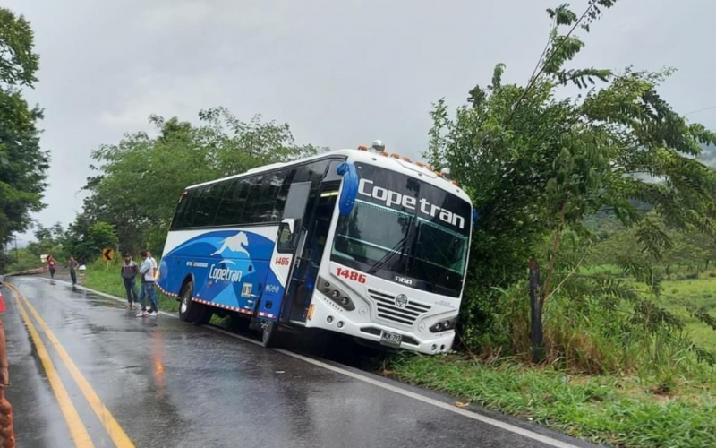 Viajeros se salvaron de volcarse en la vía a San Alberto