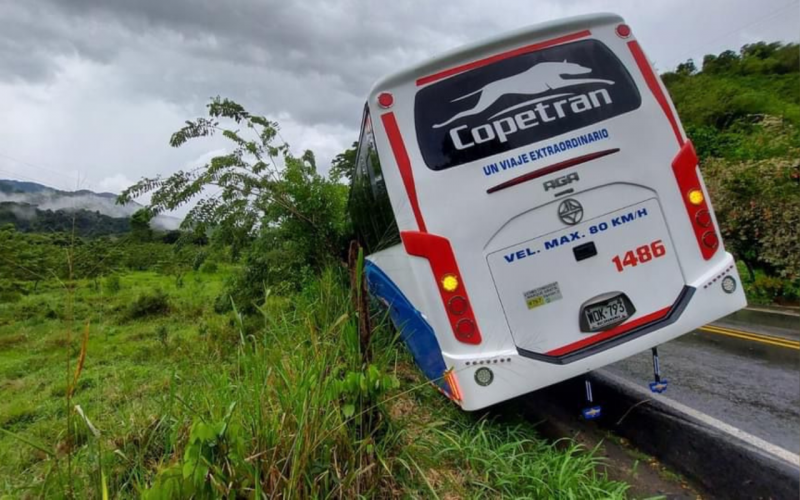 Viajeros se salvaron de volcarse en la vía a San Alberto