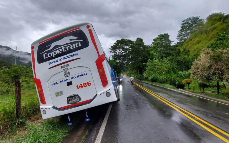 Viajeros se salvaron de volcarse en la vía a San Alberto