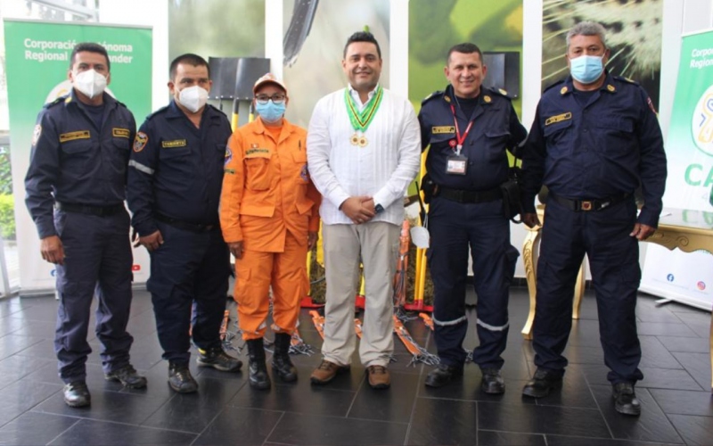 CAS entrega kits de control de incendios a Gestión del Riesgo
