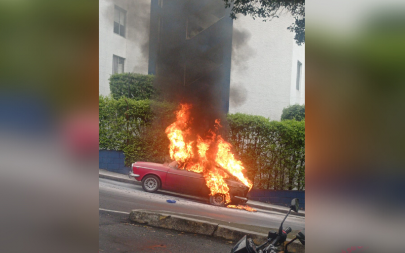 Incendio de carro dejó conductor herido en Bucaramanga
