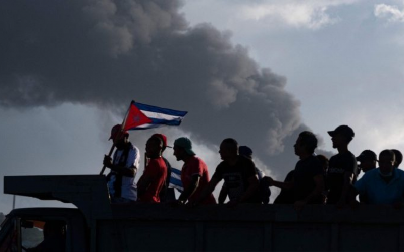 Impresionante incendio en depósito de combustibles de Cuba