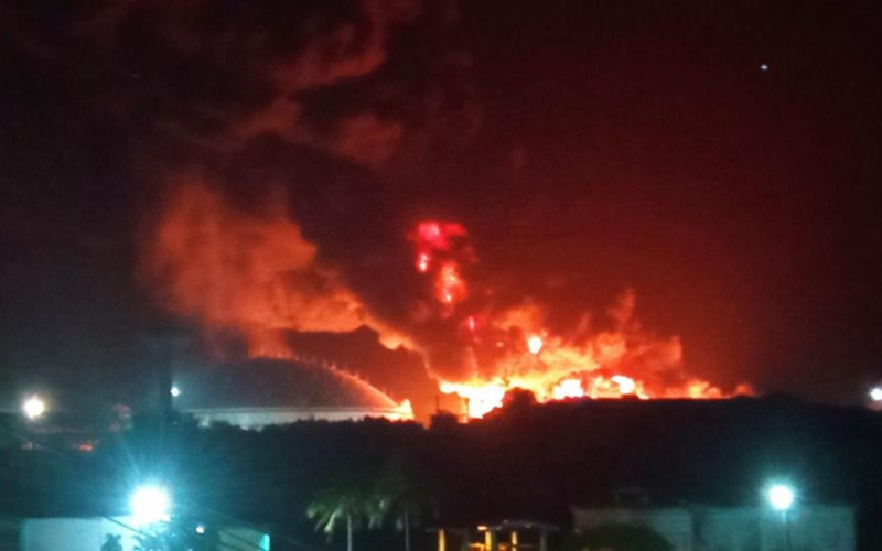 Impresionante incendio en depósito de combustibles de Cuba