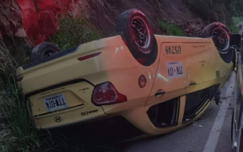 Volcamiento de taxi por caída de rocas vía al aeropuerto