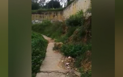 Denuncian deterioro en la entrada al barrio Villa Rosa