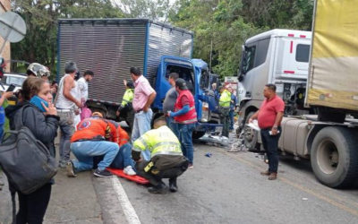 Dos lesionados por choque en vía nacional de El Socorro