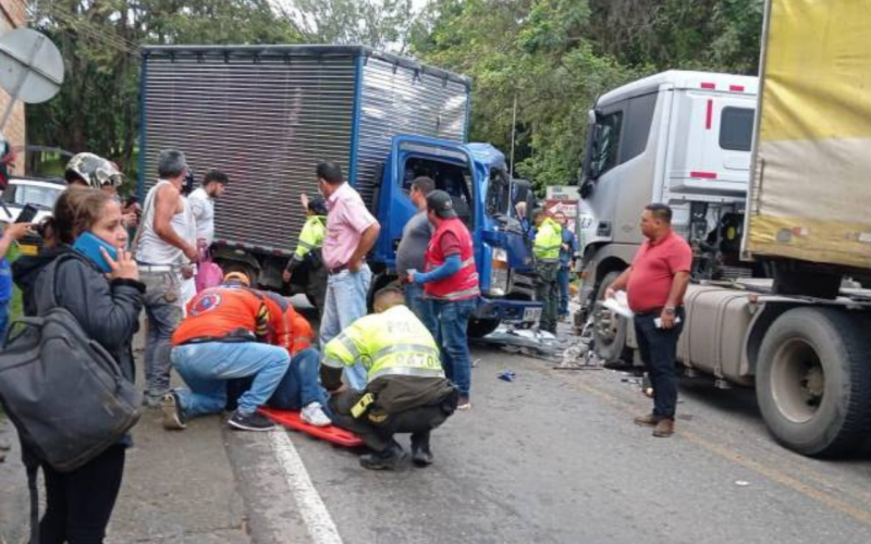 Dos lesionados por choque en vía nacional de El Socorro