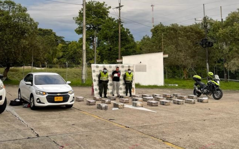 Con 325 kilos de droga bajo las sillas y el baúl del carro