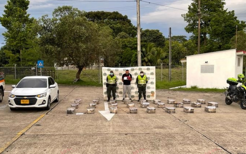 Con 325 kilos de droga bajo las sillas y el baúl del carro