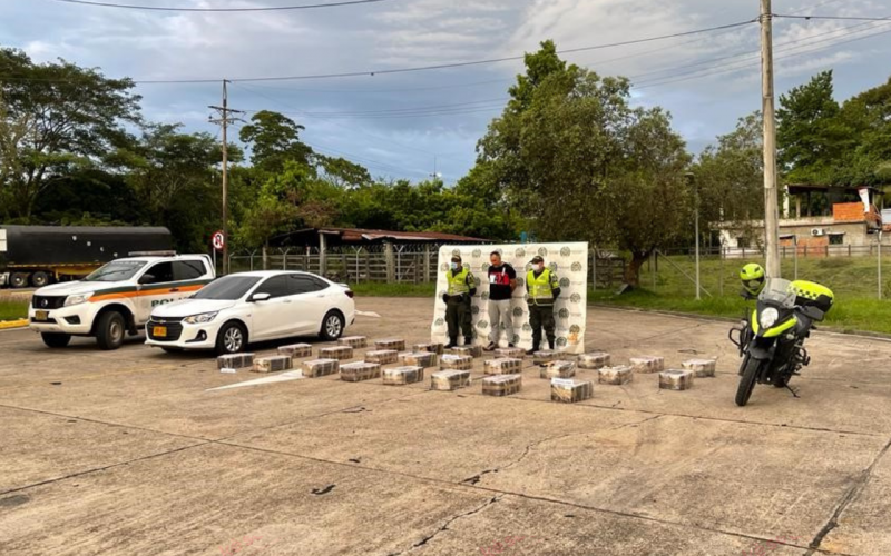 Con 325 kilos de droga bajo las sillas y el baúl del carro