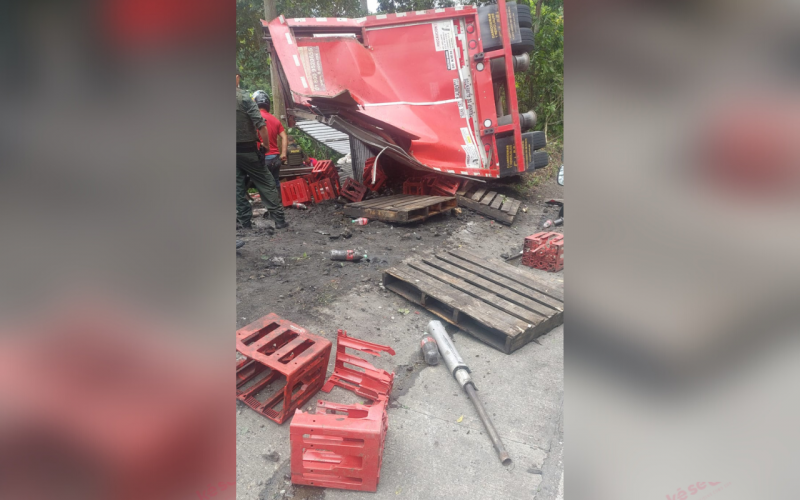 Camión de Coca Cola se accidentó vía a El Playón