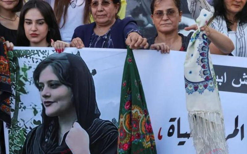 Fuertes protestas en Irán por asesinato de una joven