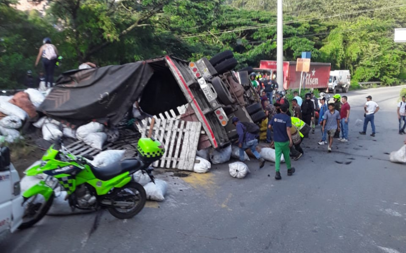 Dos heridos por volcamiento de turbo en Bucaramanga