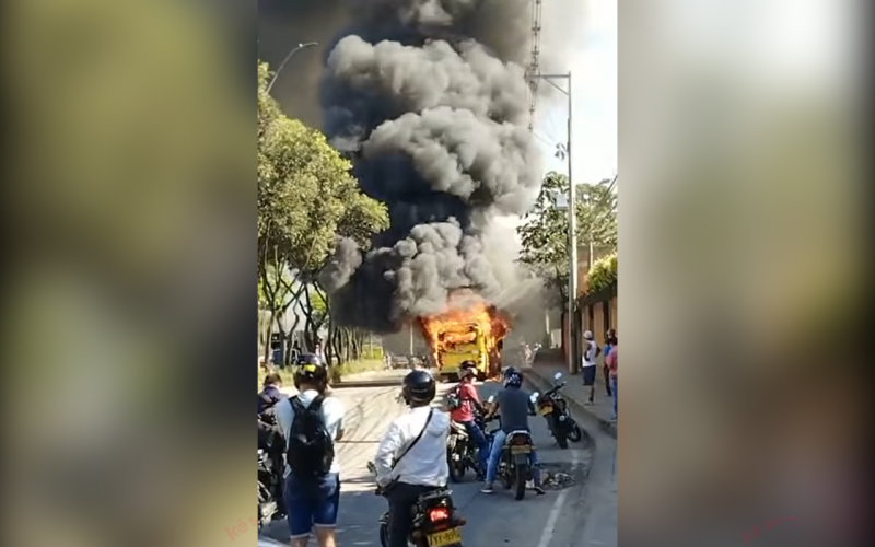Video: Bus de Unitransa se prendió en llamas en Chimitá