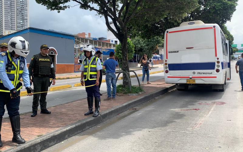 Bus del Inpec arrolló a un peatón en carril de Metrolínea