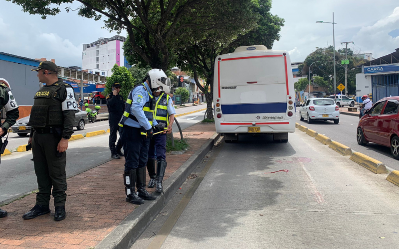 Bus del Inpec arrolló a un peatón en carril de Metrolínea