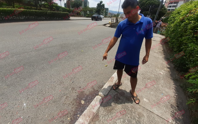 Un carro arrolló a Víctor frente al Cacique y luego huyó