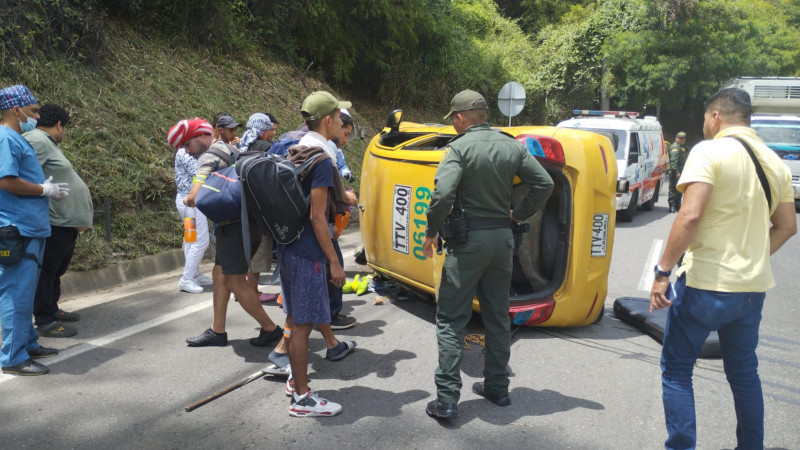 Cinco heridos por volcamiento de taxi en Floridablanca