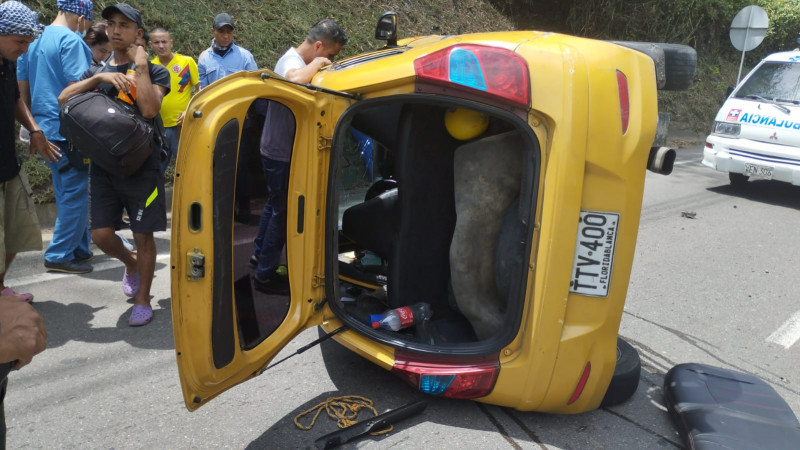 Cinco heridos por volcamiento de taxi en Floridablanca