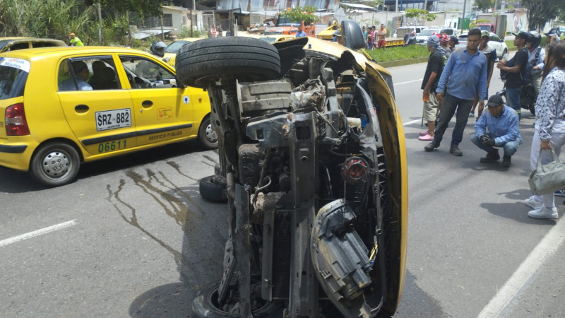 Cinco heridos por volcamiento de taxi en Floridablanca