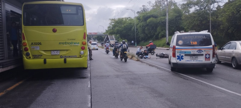 Chocó contra un Metrolínea por invadir el exclusivo