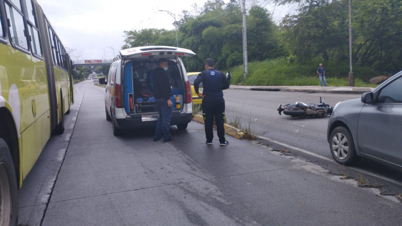 Chocó contra un Metrolínea por invadir el exclusivo