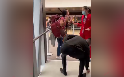 Video: Golpeó a auxiliar de vuelo por pedirle el tapabocas